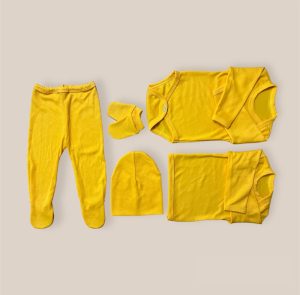 Ajuar Amarillo Oro de Algodón para Bebé – 5 Piezas